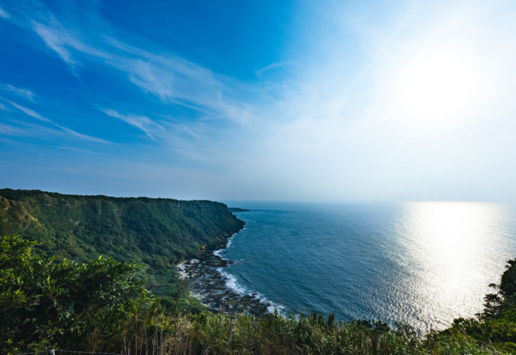 大海と山々